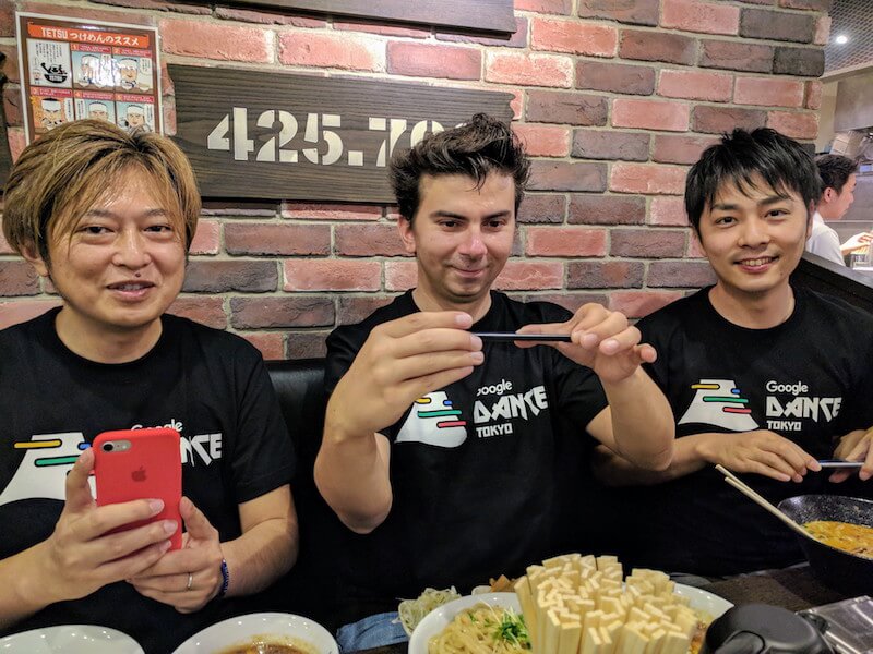 つけ麺を食べる3人の Google 社員