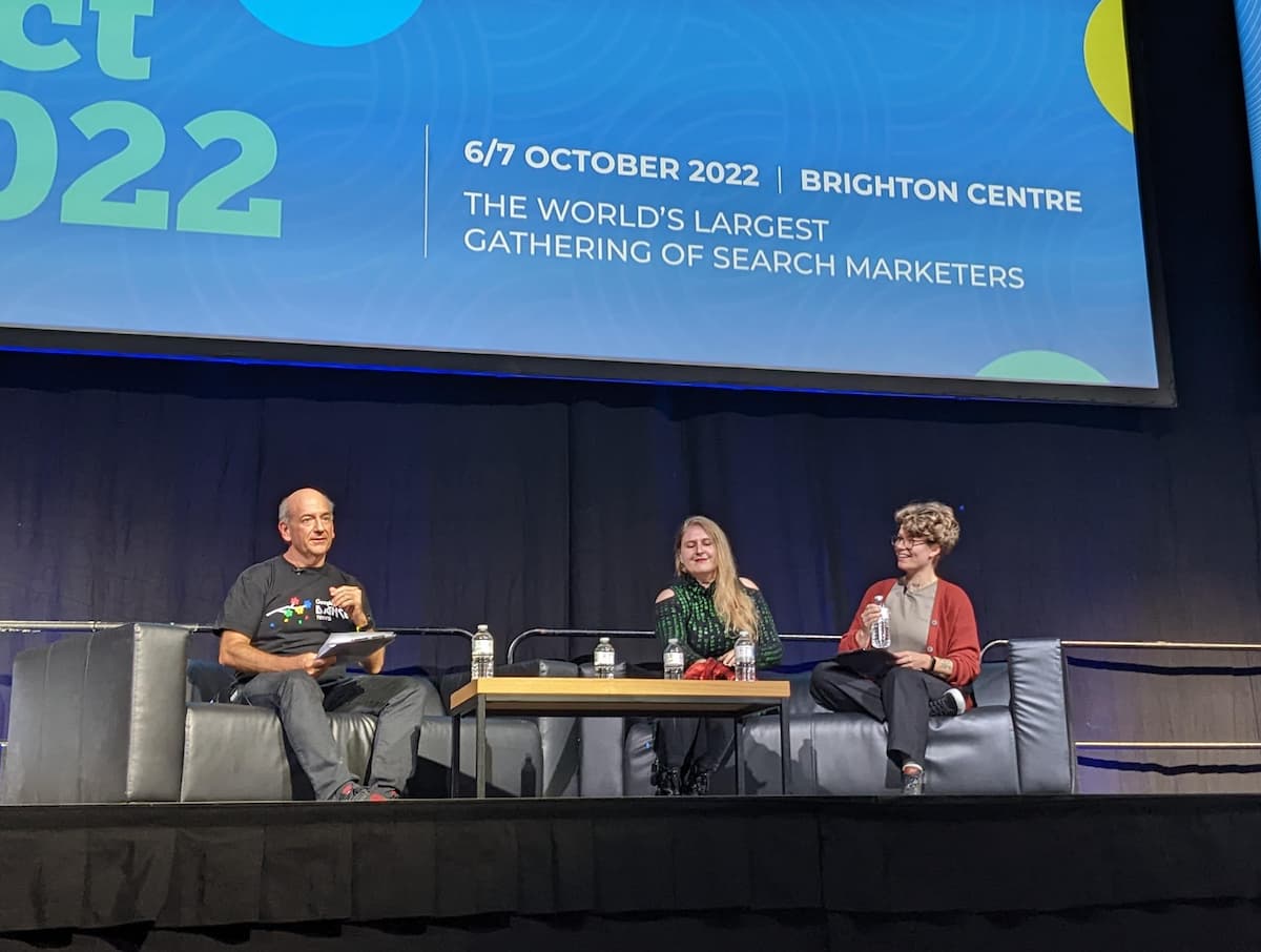 BrightonSEO 2022 October の John と Lizzi